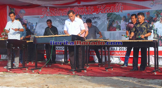 Festival Bukit Kasih 2017 Sukses Digelar 12 Bupati Minahasa Drs Jantje Wowiling Sajow MSi saat memainkan alat musik Kolintang