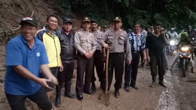 Kapolsek Tompaso Baru, Verry Liwutang Bersama Warga Desa Tambelang