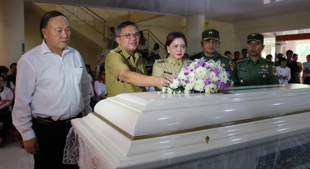 VONNIE PANAMBUNAN Lepas Jenazah SUSANA TODING