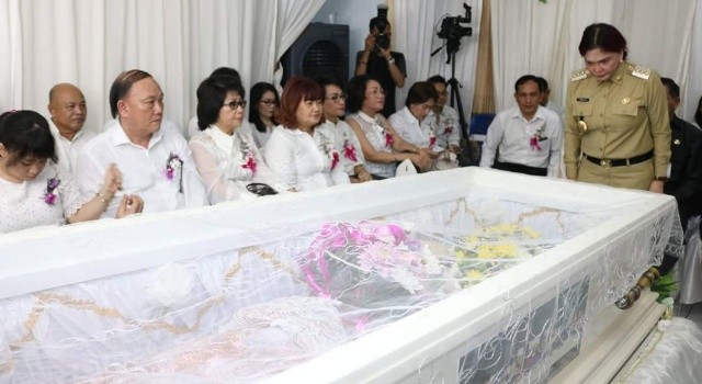 Penghormatan terakhir diberikan Bupati Vonnie Panambunan kepada Almh.Susana Toding.(foto: Humas Pemkab Minut)