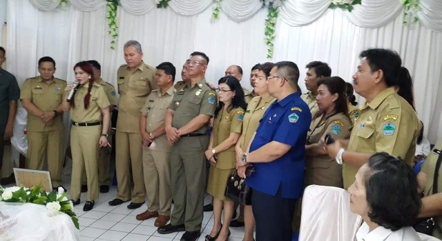 Bupati Minut Vonnie Panambunan dan Wabup Joppi Lengkong bersama ASN membawakan pujian penghiburan bagi keluarga.(foto: Humas Pemkab Minut)