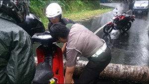 Diguyur Hujan, Aiptu Betsi Bantu Pengendara dan Atur Lantas