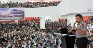 Kapolda Sulut Ajak Mahasiswa Baru Unsrat Jadi Generasi yang Patuh Hukum