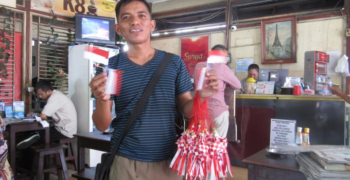Bendera Mini Laku Keras, Makna HUT Proklamasi bagi Penjual Koran Ini