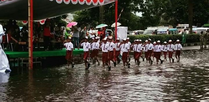 Genangan air tak surutkan semangat gerak jalan siswa di Kota Bitung