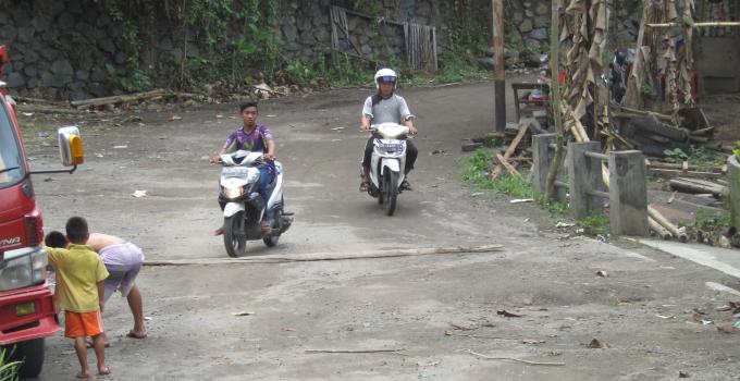 Infrastruktur jalan kampung Langowan, kota Manado, seperti desa pedalaman