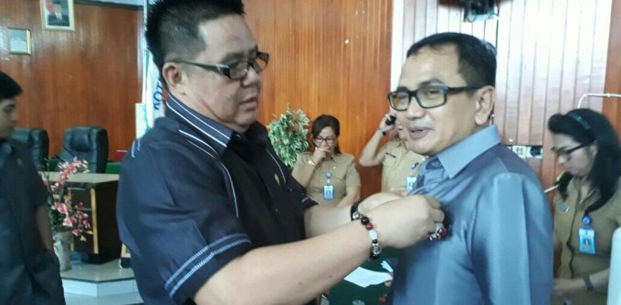 Empat Bulan Pasca Dilantik, Ramlan Ifran Baru Terima Pin DPRD Bitung