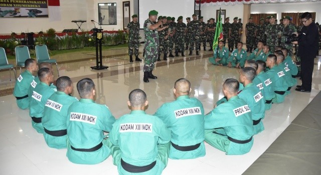 Mayjen TNI Ganip Warsito sedang memberikan arahan kepada para atlet Yong Moodoo