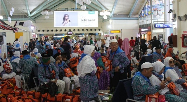 Rombongan calon jamaah Haji di Bandara Sam Ratulangi