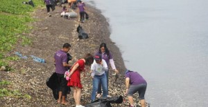 Wow! Turis Cina Ikut Beach Cleaning Mercure