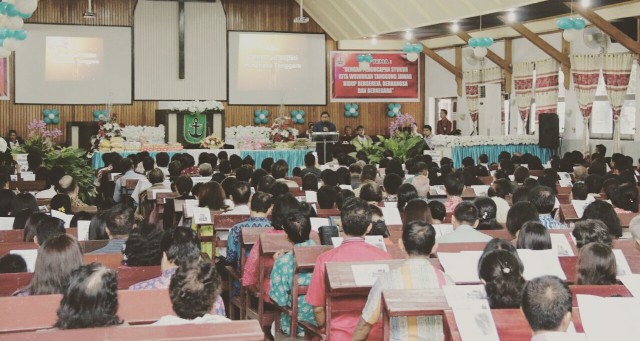 Bupati James Sumendap membawakan sambutan di Jemaat GPID Pniel Palu