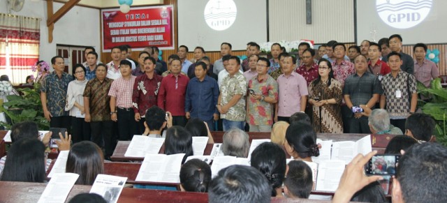 Bupati dan jajaran membawakan pujian