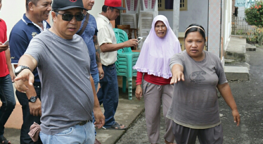 Kunker di Belang, Bupati James Sumendap Door to Door Temui Warga
