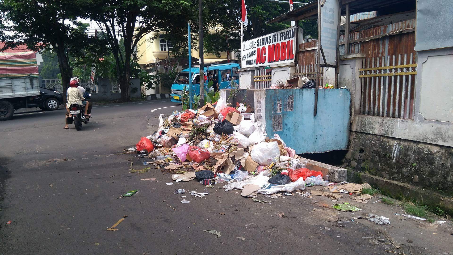 Sampah di 'Bak' Kecamatan Wenang Menumpuk