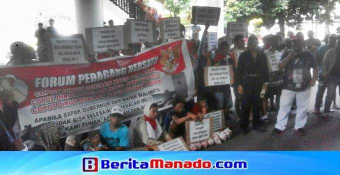 Demo Forum Pedagang Bersatu di Kantor Wali Kota Manado