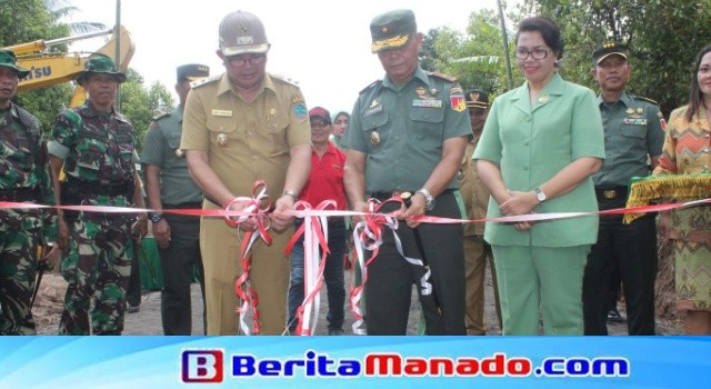 Danrem Sabar Simanjuntak didampingi Wabup Minut Joppi Lengkong secara simbolis menggunting pita, meresmikan Jalan Manunggal.