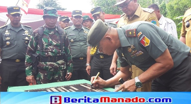 Danrem 131/Santiago menandatangani prasasti Jalan Manunggal.