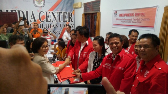 Claudy (baju hitam) saat ikut bersama-sama dengan pengurus DPK PKPI Kota Bitung memasukkan pendaftaran ke KPU