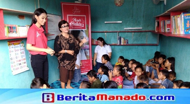 Tria Divinity Malendang dan bunda Dede sedang belajar bersama anak-anak pedagang di Pasar Pinasungkulan