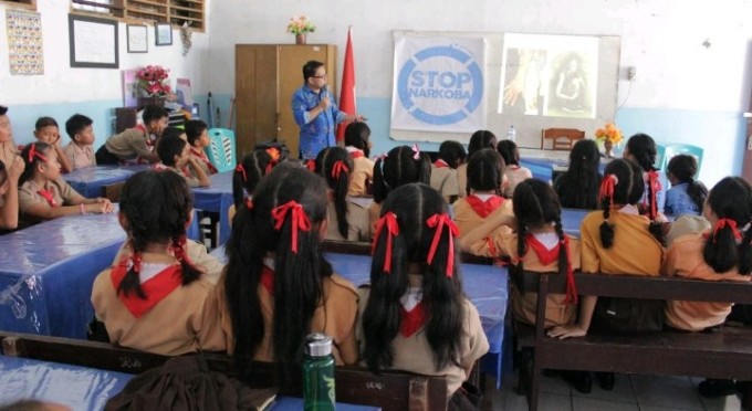 BNN Bitung "Cekoki" Guru dan Siswa SD dengan Sosialisasi Bahaya Narkoba