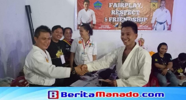 Ketua FORKI Minut Lucky Kiolol secara pribadi langsung memberikan hadiah kepada atlet Minut yang berprestasi.
