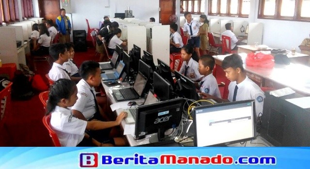 Para siswa SMPN 1 Sitim saat mengikuti uji coba UNBK.