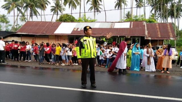 Umat Katolik 'Kebangkitan Kristus' Amurang Laksanakan Pawai di Desa Sapa