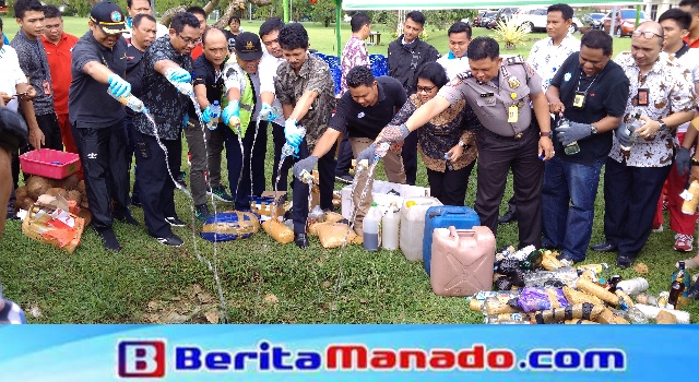 Ratusan Liter Miras Dan Prohibited Items Lainnya Dimusnahkan di Bandara Sam Ratulangi