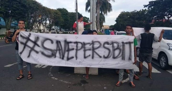 Atlet sepak bola Persbit Bitung saat menggalang dana untuk ikut Liga 3 Indonesia