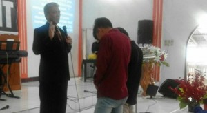 Polsek Langowan ‘Giring’ Tiga Remaja ke Gereja