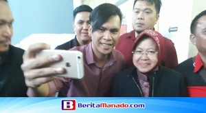 TRI RISMAHARINI Jadi Rebutan Foto Selfie