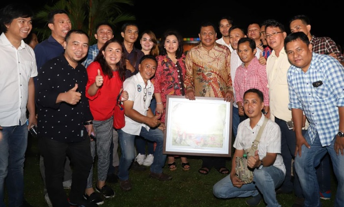 Wartawan Sulut Hadiahi Ini di HUT Ke-56 OLLY DONDOKAMBEY 8 Wartawan JIPS saat memberikan hadiah pada Olly D