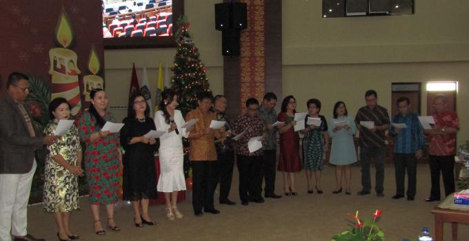 Ibadah Natal DPRD Sulut  menyanyi