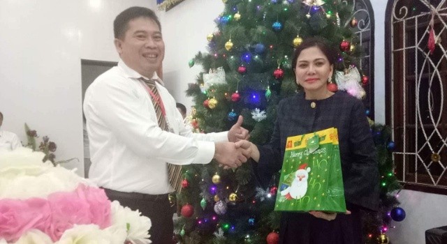 Ketua Pelprip Minut Edwin Nelwan bersama Bupati Vonnie Panambunan.