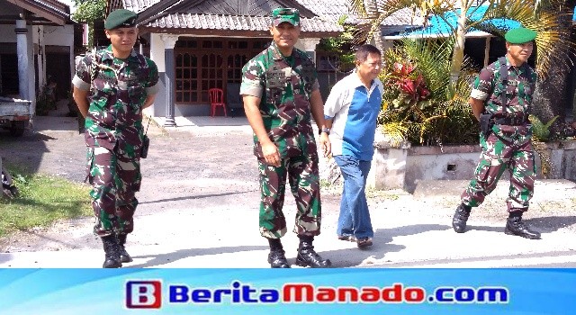 Di sela-sela kunjungannya, Brigjen TNI Robert pun turut berkomunikasi bersama tokoh masyarakat, bahkan tak sungkan berkunjung langsung ke rumah warga demi memastikan perayaan malam tahun baru nanti malam dapat berjalan lancar, aman dan tertib. 