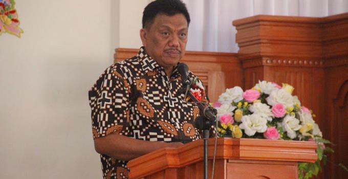Olly Dondokambey di GMIM Ayalon Karombasan berdiri