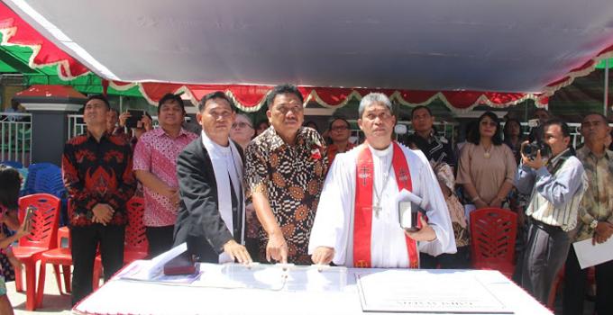OLLY DONDOKAMBEY Memuji Kebersamaan Jemaat GMIM Ayalon Karombasan