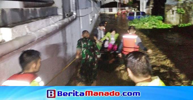 Pihak TNI turut serta membantu proses evakuasi