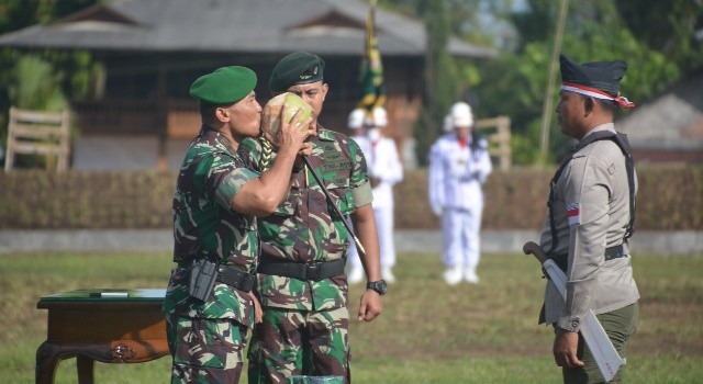 Brigjen TNI Robert Giri melaksanakan tradisi minum air kelapa