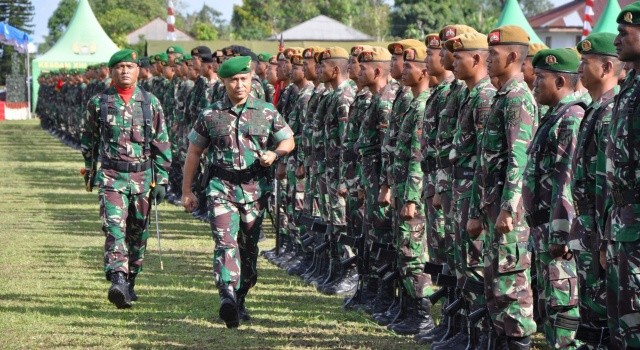 Pemeriksaan pasukan oleh Brigjen TNI Robert Giri didampingi Letkol Inf Arif Harianto