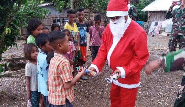 Santa clauss di Pos Laktutus sedang bagi-bagi hadiah