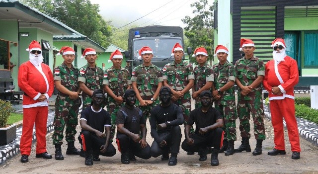 Santa clauss dan pit hitam ala Yonif Raider 712/Wiratama