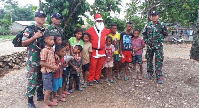 Pos Laktutus bersama anak-anak di wilayah pos