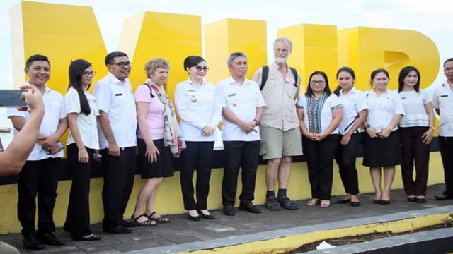 Kunjungi Taman 'I AM AMURANG', Bupati TETTY PARUNTU: Kedepan Dapat Menjadi Ikon Minsel 13 Bupati Minsel Christiany Eugenia Paruntu,SE dan Wabup Franky Donny Wongkar, SH Foto Bersama Turis Asing di Taman "I AM AMURANG"