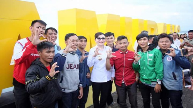 Kunjungi Taman 'I AM AMURANG', Bupati TETTY PARUNTU: Kedepan Dapat Menjadi Ikon Minsel 14 Bupati Minsel, Christiany Eugenia Paruntu, SE Bersama Sejumlah Wisatawan Lokal Yang Mengagumi Taman "I AM AMURANG"