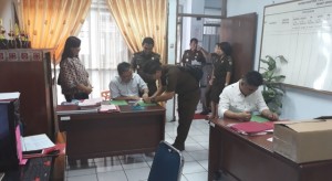 Kejati Sulut Serahkan Tiga Tersangka Kasus Dugaan Korupsi Proyek Pemecah Ombak ke Kejari Minut