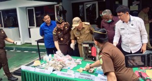 Kejaksaan Bitung Musnakan Puluhan Paket Ganja dan Obat-obatan