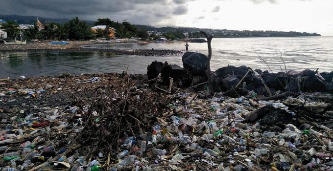Sampah pantai Manado