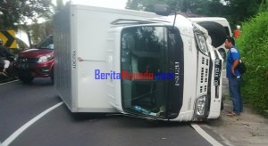 Mobil Box Ini Terbalik di Tinoor