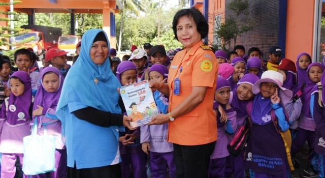 Siswa SDIT Manado Belajar ke Kantor Basarnas 8 Kepala Sub Bagian Umum Mauren Hamang dan Kepala SDIT Manado Hariyati saling bertukar bingkisan.